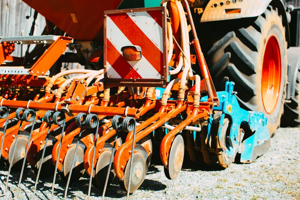 Detalhe de um implemento agrícola e trator